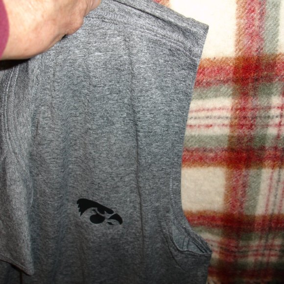 New Iowa Hawkeyes Sleeveless Nike Dri-Fit Shirts - Go Hawks !! - Iowa Hawkeyes ! - Picture 6 of 7